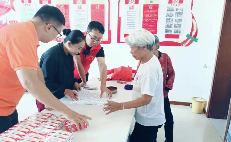 PG电子APP基金会深入佳木斯市桦南县愚公村开展药品捐赠活动